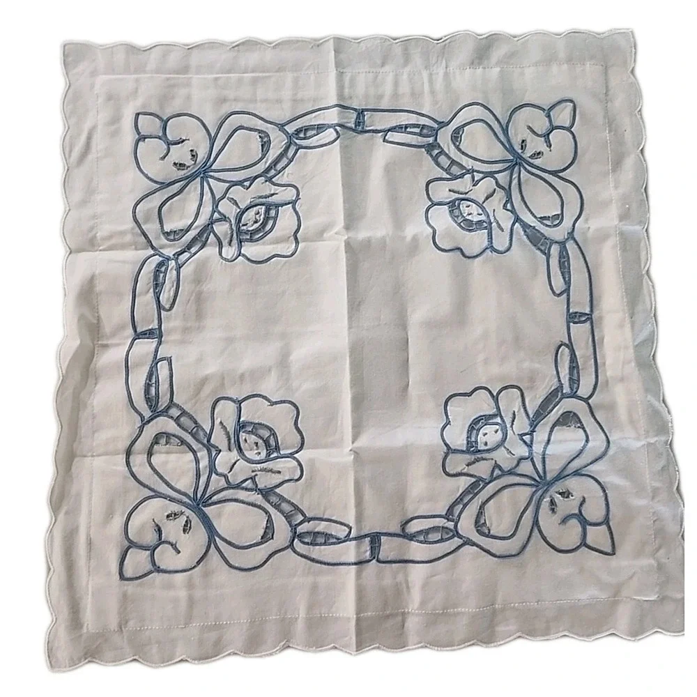 18-in White Cotton Pillow Square Scalloped Edge Blue Cutwork Embroidery Zipper